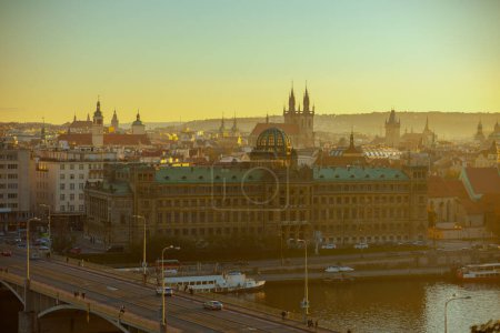 Téléchargez les photos : Paysage avec panorama de la rivière Vltava avec église de notre dame avant tyn dans la soirée à l'automne à Prague, République tchèque. - en image libre de droit