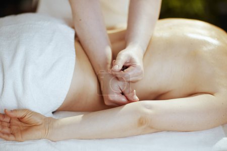 Téléchargez les photos : Temps de santé. Gros plan sur le massothérapeute médical dans l'armoire de massage faire un massage thérapeutique. - en image libre de droit