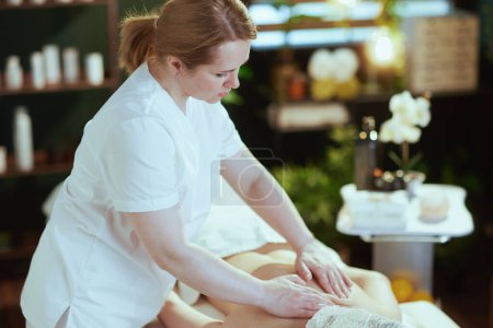 Foto de Tiempo de atención médica. terapeuta de masaje médico en el gabinete de masaje hacer una terapia de masaje en la mesa de masaje. - Imagen libre de derechos