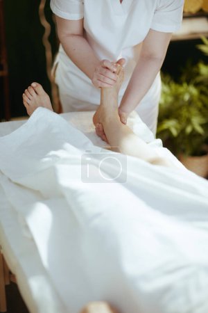 Téléchargez les photos : Temps de santé. Gros plan sur massothérapeute dans l'armoire de massage massant les clients pied sur table de massage. - en image libre de droit