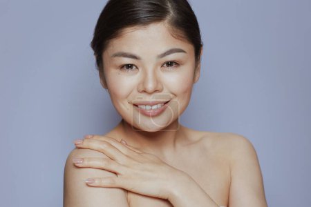 Téléchargez les photos : Portrait de femme asiatique moderne sur fond bleu. - en image libre de droit
