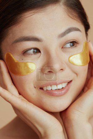 Téléchargez les photos : Moderne asiatique femme avec oeil patches. - en image libre de droit
