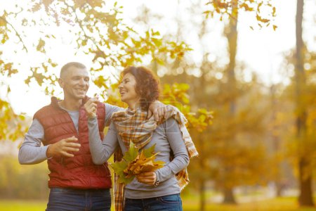 Foto de Hola otoño. feliz pareja moderna en el parque con hojas de otoño caminando. - Imagen libre de derechos