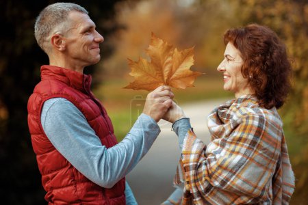 Téléchargez les photos : Bonjour l'automne. heureux couple moderne dans le parc avec feuille d'automne. - en image libre de droit