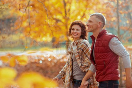 Téléchargez les photos : Bonjour l'automne. sourire couple moderne dans le parc à pied. - en image libre de droit