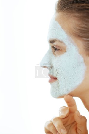 Téléchargez les photos : Jeune femme portant un masque cosmétique facial - en image libre de droit