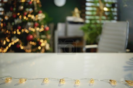 Téléchargez les photos : Bureau vert décoré de Noël moderne avec lumière de Noël. - en image libre de droit