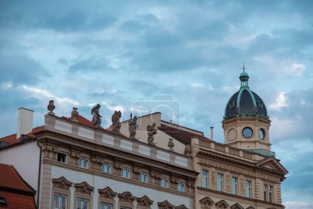 Foto de Edificio histórico en Praga, República Checa contra el cielo. - Imagen libre de derechos
