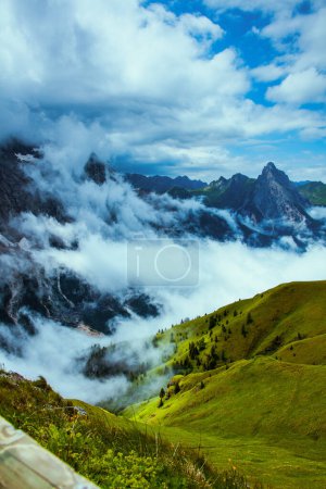 Téléchargez les photos : Heure d'été dans les Dolomites. paysage avec montagnes, collines, nuages, arbres et brouillard. - en image libre de droit