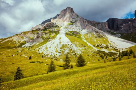 Téléchargez les photos : Heure d'été dans les Dolomites. paysage avec montagnes, nuages, prés et arbres. - en image libre de droit
