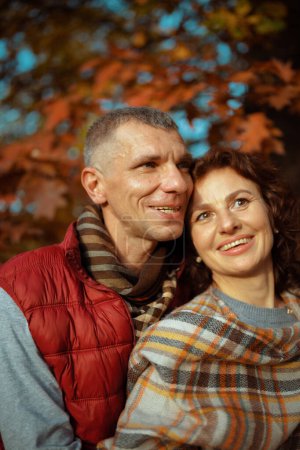 Téléchargez les photos : Bonjour l'automne. heureux couple romantique dans le parc embrassant. - en image libre de droit