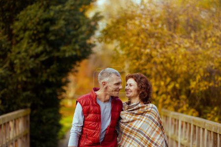 Téléchargez les photos : Bonjour l'automne. famille romantique souriante dans le parc à pied. - en image libre de droit