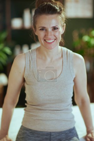 Foto de Tiempo de atención médica. mujer moderna feliz en el gabinete de masaje en la cita terapeuta de masaje. - Imagen libre de derechos