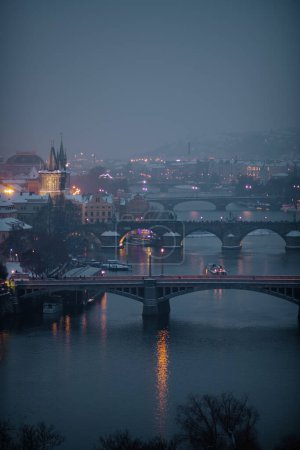 Foto de Paisaje en invierno en Praga, República Checa con río Moldava y puente por la noche. - Imagen libre de derechos
