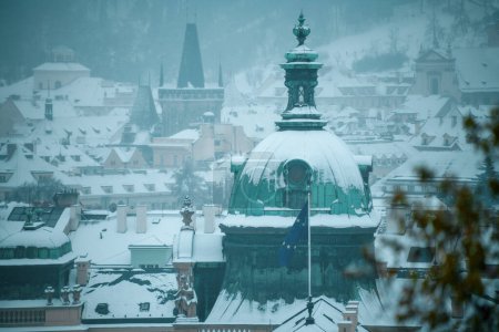 Foto de Paisaje en invierno en Praga, República Checa con la cúpula de la Academia Straka. - Imagen libre de derechos