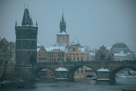 Téléchargez les photos : Paysage en hiver à Prague, République tchèque avec rivière Vltava et pont Charles dans la soirée. - en image libre de droit