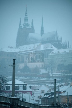 Téléchargez les photos : Paysage en hiver à Prague, République tchèque avec cathédrale Saint-Vitus dans la soirée. - en image libre de droit