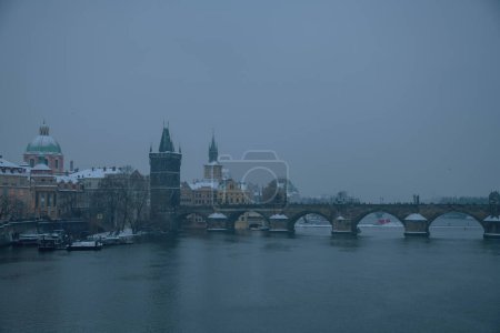 Téléchargez les photos : Paysage en hiver à Prague, République tchèque avec rivière Vltava et pont Charles dans la soirée. - en image libre de droit