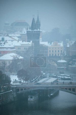 Foto de Paisaje en invierno en Praga, República Checa con el río Moldava y puente. - Imagen libre de derechos
