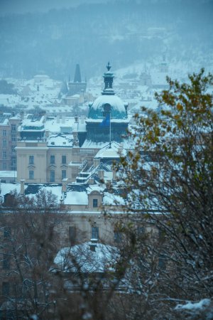Téléchargez les photos : Paysage en hiver à Prague, République tchèque avec dôme Straka Academy dans la soirée. - en image libre de droit