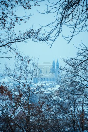 Foto de Paisaje en invierno en Praga, República Checa con la iglesia de nuestra señora antes de tyn a través de las ramas del árbol. - Imagen libre de derechos