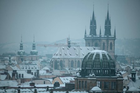 Foto de Paisaje en invierno en Praga, República Checa con la iglesia de nuestra señora antes tyn. - Imagen libre de derechos
