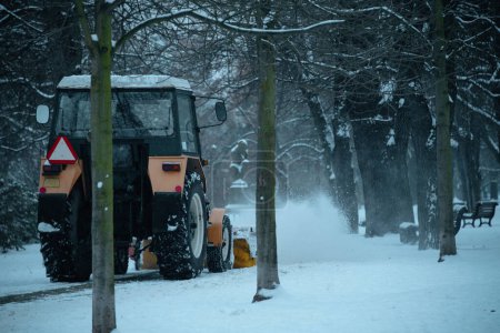 Foto de Tractor soplador de nieve en el parque de la ciudad en invierno en Praga, República Checa. - Imagen libre de derechos