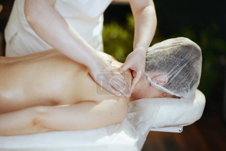 Foto de Tiempo de atención médica. terapeuta de masaje en salón de spa masaje clientes cuello en mesa de masaje. - Imagen libre de derechos