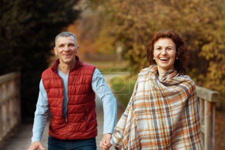 Téléchargez les photos : Bonjour l'automne. souriant élégant petit ami et petite amie dans le parc marche. - en image libre de droit