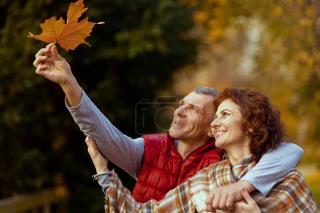 Téléchargez les photos : Bonjour l'automne. heureux couple romantique dans le parc avec feuille d'automne. - en image libre de droit