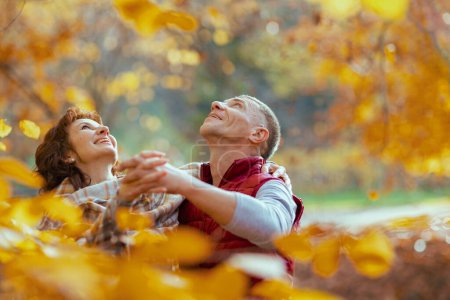 Foto de Hola otoño. alegre elegante novio y novia en el parque divertirse. - Imagen libre de derechos