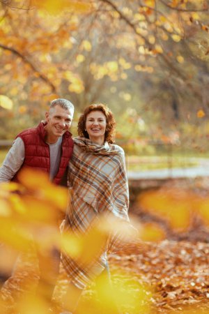 Foto de Hola otoño. sonriente pareja romántica en el parque caminando. - Imagen libre de derechos
