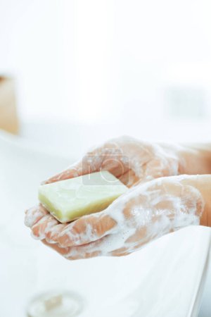 Foto de Primer plano de la joven lavándose las manos - Imagen libre de derechos