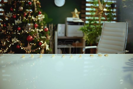 Téléchargez les photos : Bureau vert décoré de Noël moderne avec lumière de Noël. - en image libre de droit