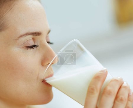 Foto de Primer plano de la joven bebiendo leche - Imagen libre de derechos