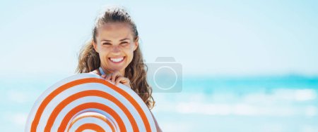 Téléchargez les photos : Heureuse jeune femme en maillot de bain avec chapeau de plage - en image libre de droit