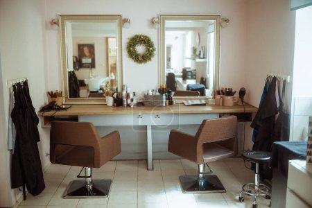 Foto de Moderno estudio de pelo con sillas y espejo. - Imagen libre de derechos
