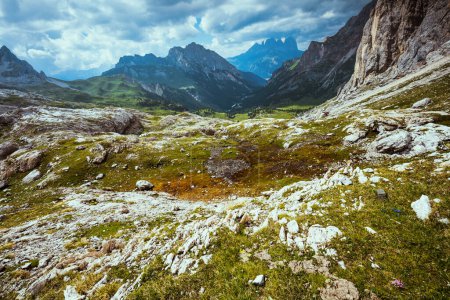 Téléchargez les photos : Heure d'été dans les Dolomites. paysage avec montagnes, nuages et rochers. - en image libre de droit