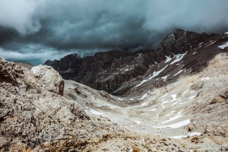 Foto de Hora de verano en Dolomitas. paisaje con montañas, nubes y rocas. - Imagen libre de derechos
