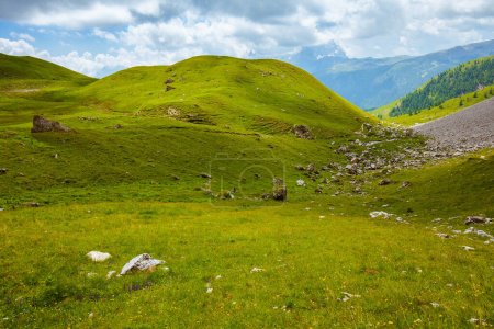 Téléchargez les photos : Heure d'été dans les Dolomites. paysage avec collines et nuages. - en image libre de droit
