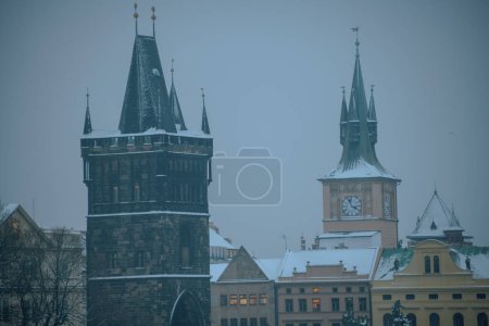 Téléchargez les photos : Paysage en hiver à Prague, République tchèque dans la soirée. - en image libre de droit