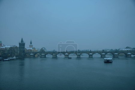 Foto de Paisaje en invierno en Praga, República Checa con el río Moldava, Karlov más y barco por la noche. - Imagen libre de derechos