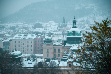 Téléchargez les photos : Paysage en hiver à Prague, République tchèque avec dôme Straka Academy. - en image libre de droit