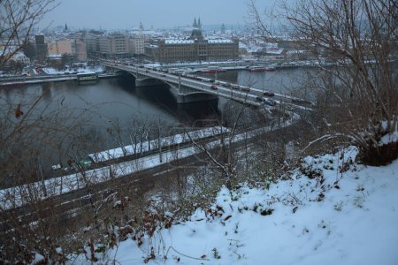 Foto de Paisaje en invierno en Praga, República Checa con el río Moldava y puente. - Imagen libre de derechos