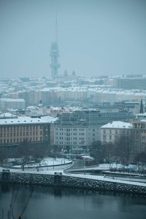 Foto de Paisaje en invierno en Praga, República Checa con el río Moldava y la torre de televisión Zizkov. - Imagen libre de derechos