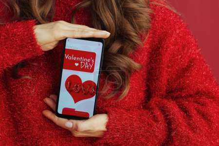Foto de Happy Valentine. Closeup on woman with smartphone and Valentine app. - Imagen libre de derechos