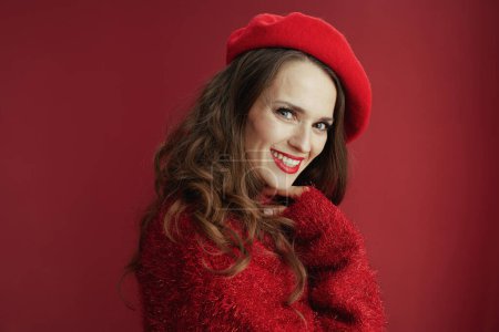 Téléchargez les photos : Joyeux Valentin. femme élégante heureuse avec de longs cheveux ondulés en pull rouge et béret. - en image libre de droit