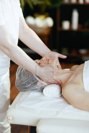 Foto de Tiempo de atención médica. terapeuta de masaje médico en gabinete de masaje masaje clientes cuello en mesa de masaje. - Imagen libre de derechos
