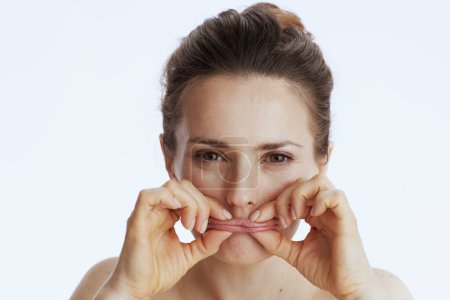 Téléchargez les photos : Femme moderne faisant massage facial isolé sur blanc. - en image libre de droit