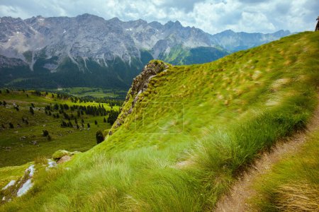 Foto de Hora de verano en Dolomitas. paisaje con montañas, colinas, nubes y prados. - Imagen libre de derechos